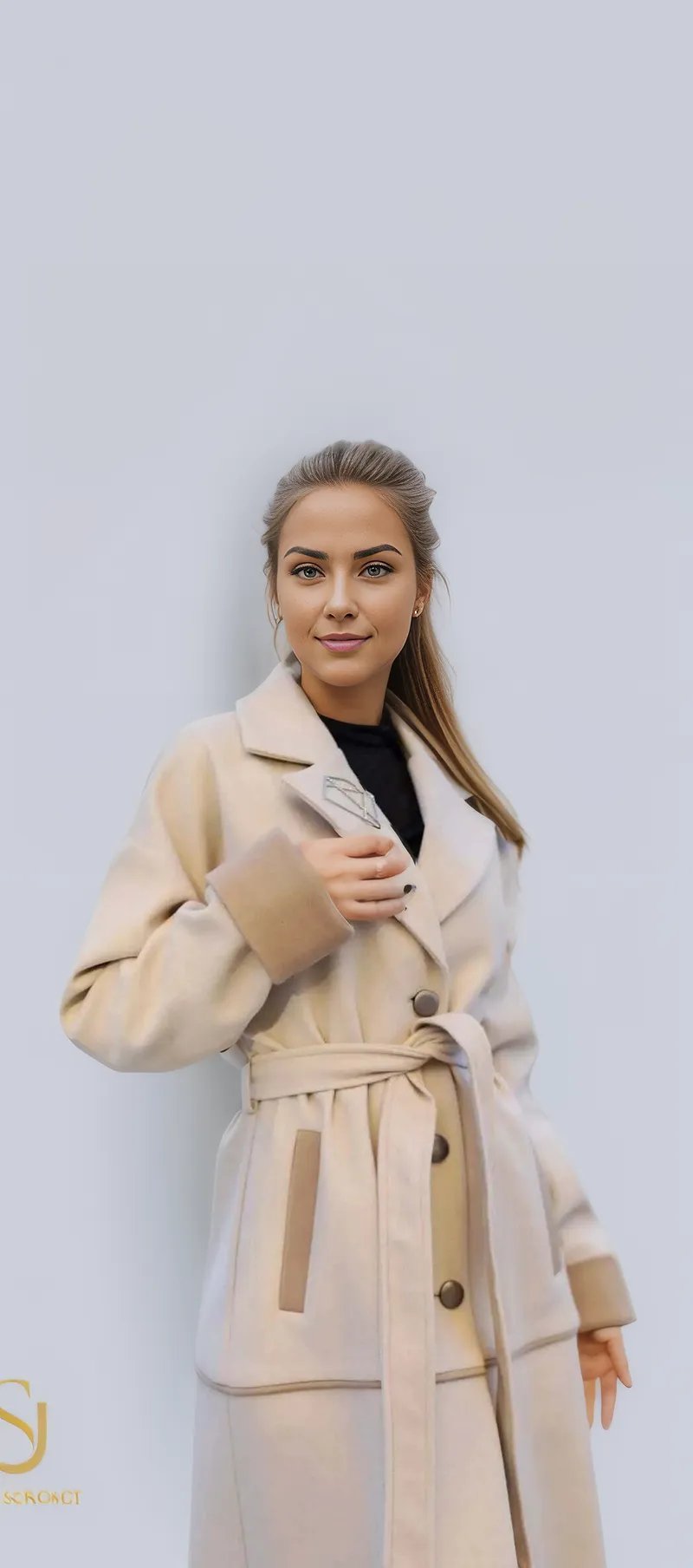 Elegant beige winter coat for women, featuring a belt and stylish design, perfect for any occasion. Vinterkappor dam.