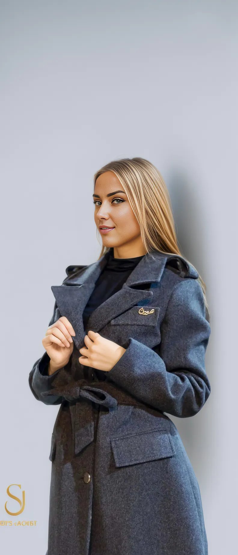 Elegant woman wearing the Model 1047 winter coat in grey, showcasing its stylish design and sophisticated silhouette.