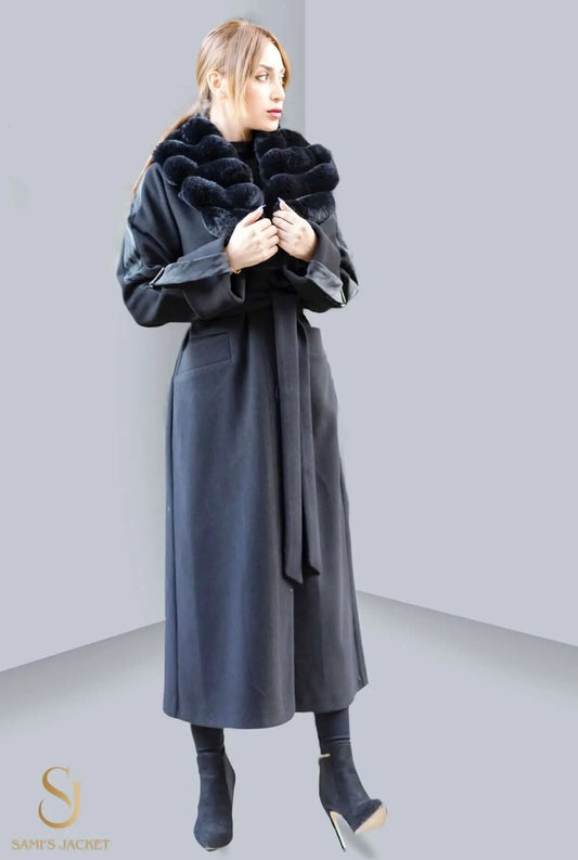 Elegant long winter coat for women featuring a luxurious fur collar, perfect for cold weather fashion.