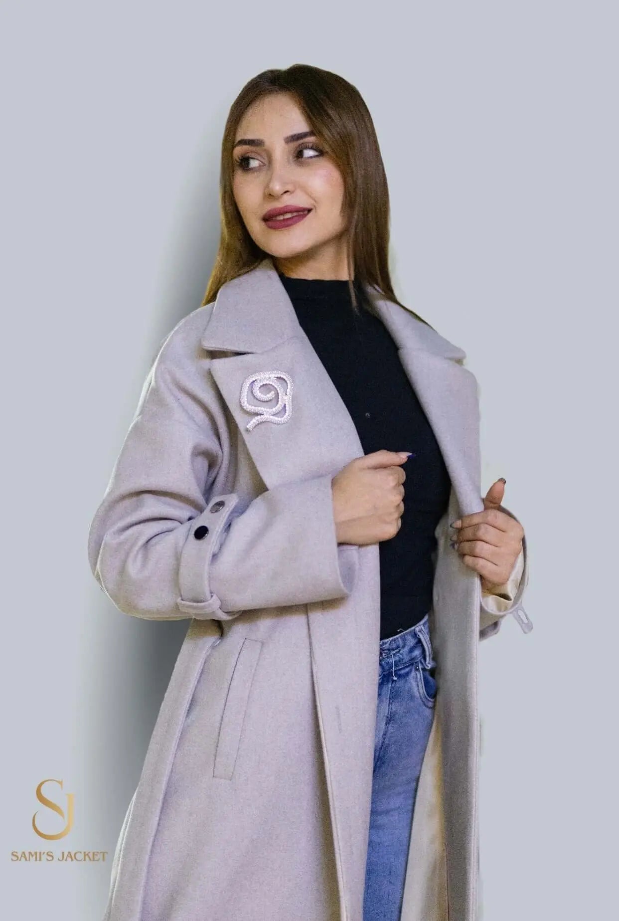 Elegant woman in a sophisticated grey winter coat, showcasing a stylish design and timeless appeal.