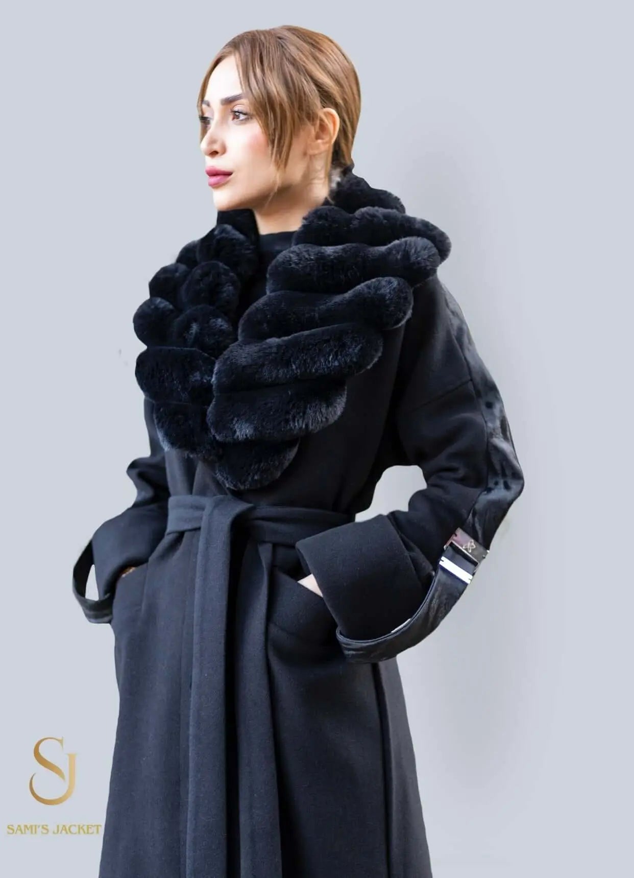 Sophisticated winter coat for women with a luxurious faux fur collar, perfect for stylish and warm winter outfits.