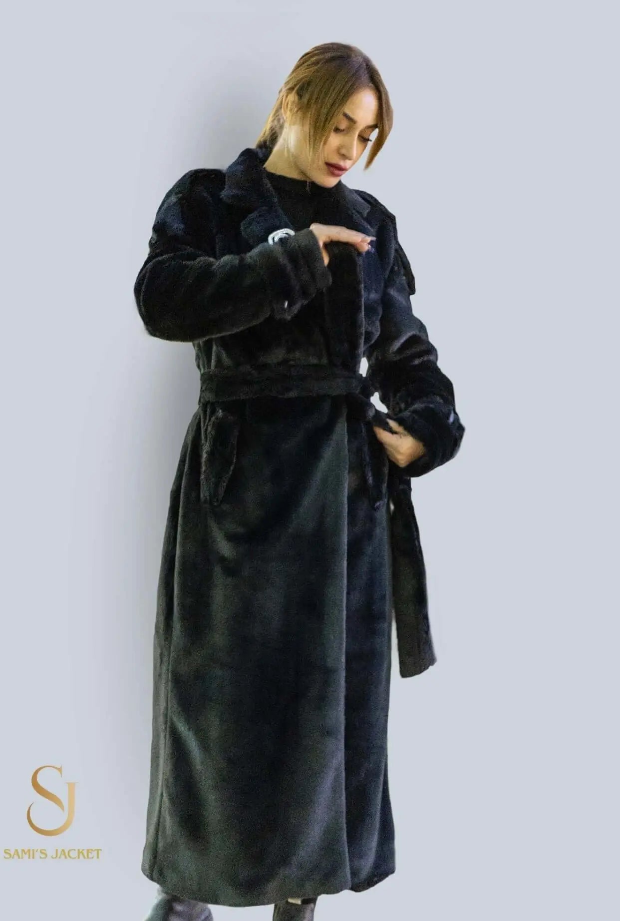 Stylish woman wearing the chic and warm Model 1036 winter coat, ideal for trendy winter fashion.