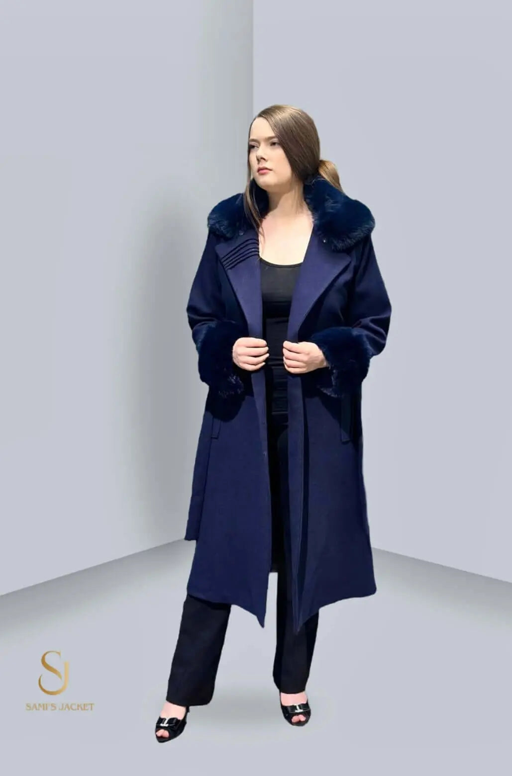 Chic women's winter jacket in navy with fur collar, perfect for stylish layering in cold weather.