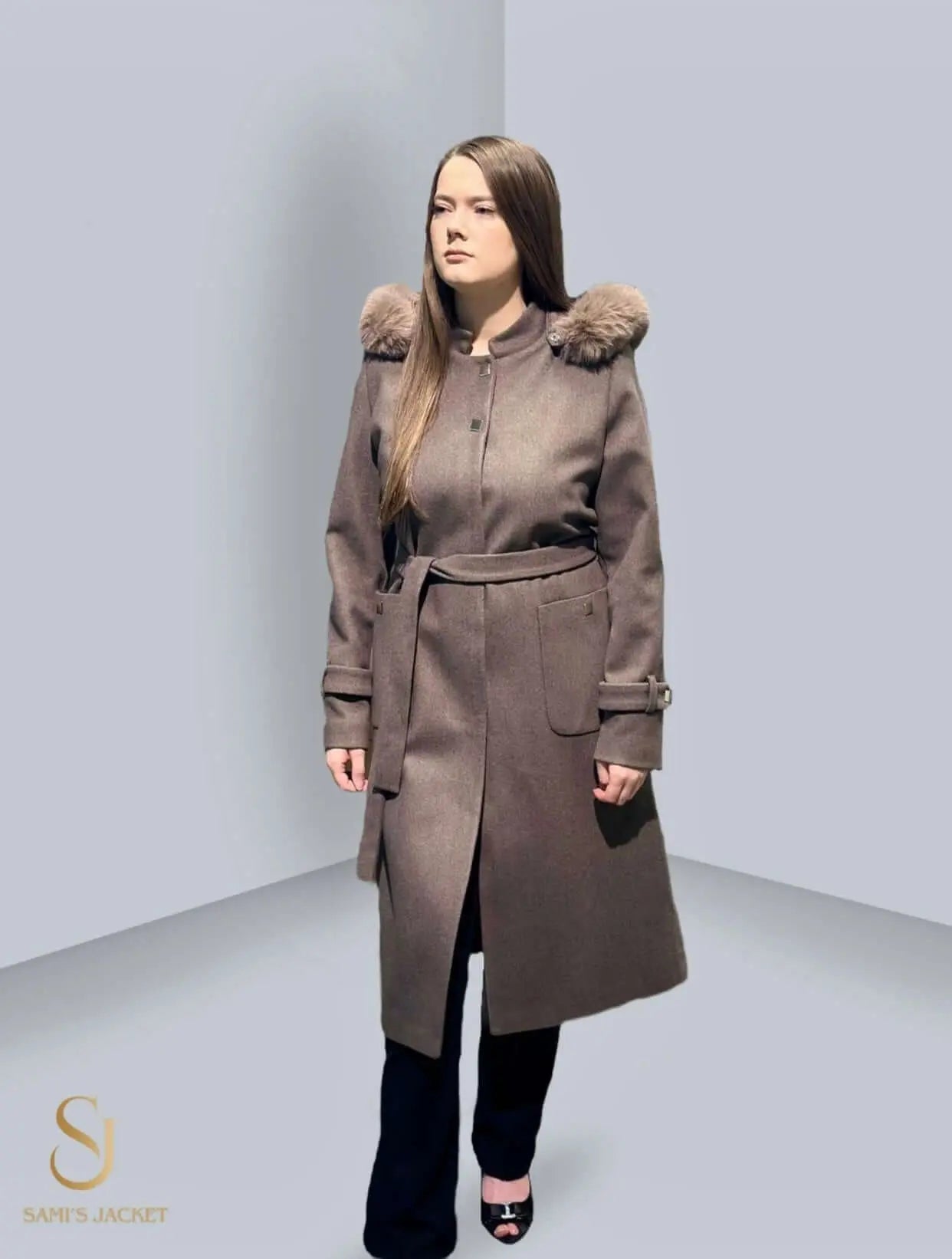 Model 1013 stylish women's winter jacket with fur trim, perfect for cold weather and versatile for any occasion.