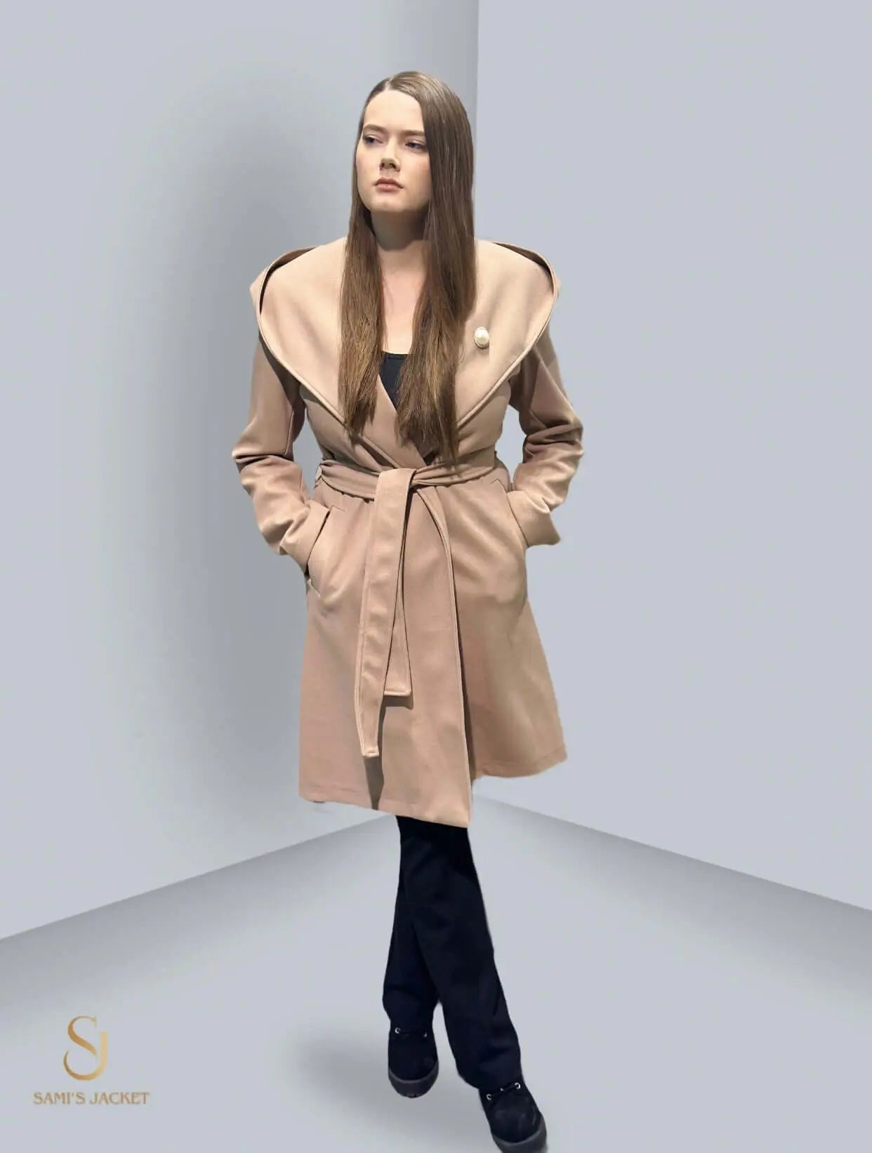 Stylish Model 1033 long winter jacket for women, featuring a luxurious design and flattering silhouette. Perfect for cold weather.