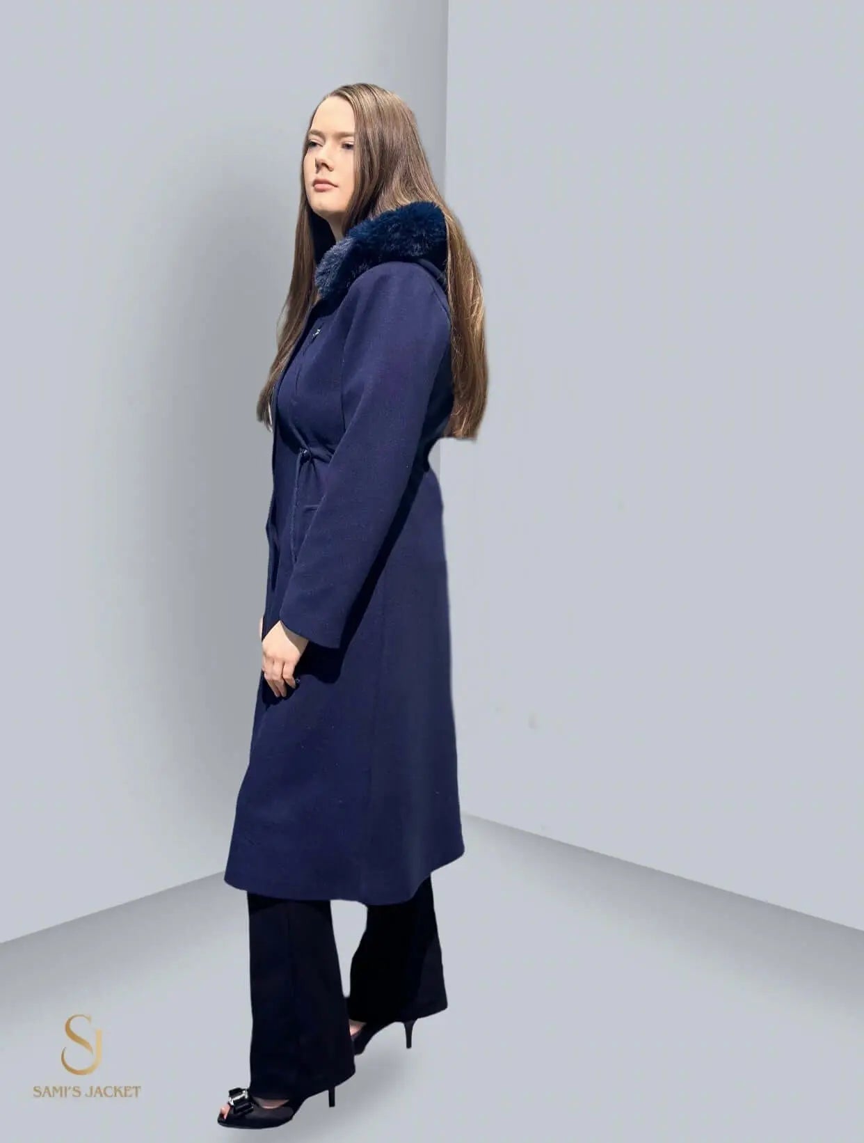 Stylish navy winter coat with fur collar, perfect for women seeking warmth and fashion in winter wear.