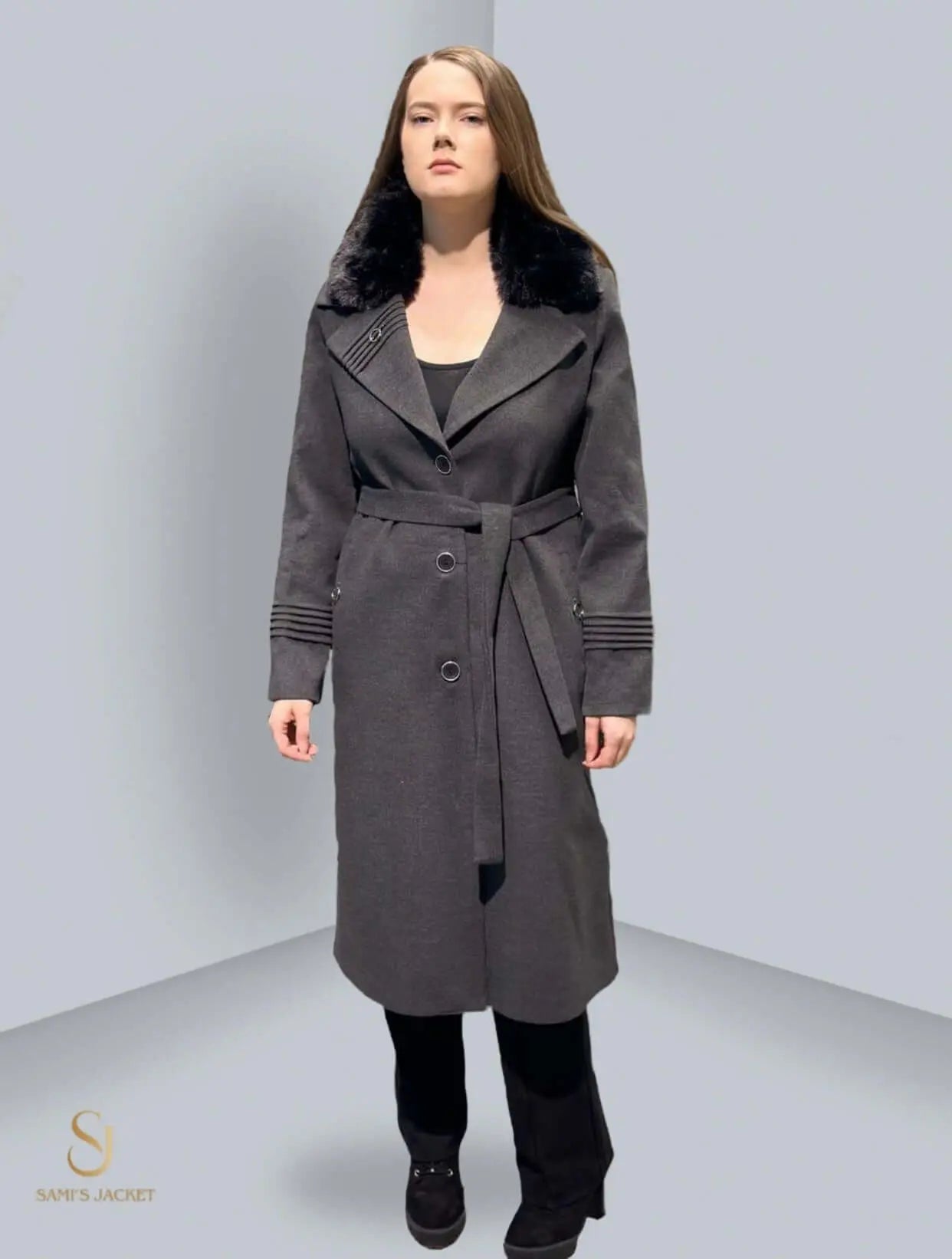 Stylish women's winter coat with a fur collar, perfect for fashionable layering in colder seasons.