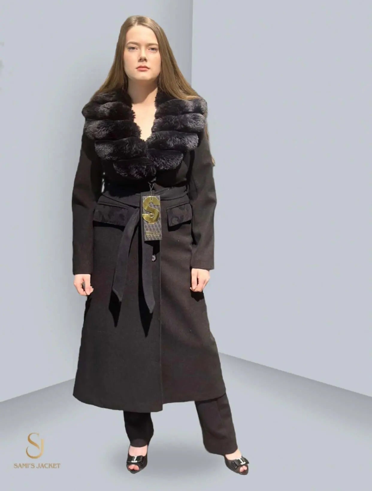 Elegant long black coat with a fur collar, perfect for women's winter fashion and warmth. Ideal for stylish and practical winter wear.