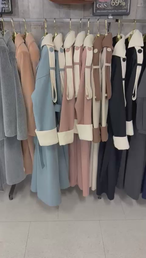 Modell 1035 Dam lång kappa gjord av polyester 100 %